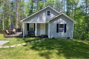 Brand new woodsy cottage next to Lake James